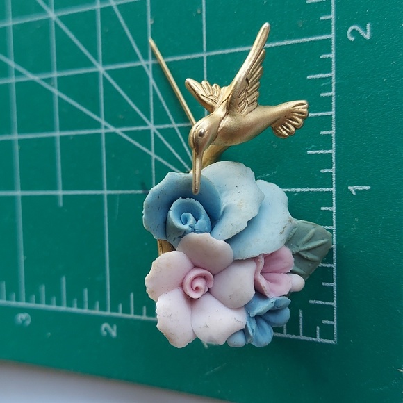 P0062 Vintage Signed AJC Goldtone Hummingbird with Flowers Brooch Pin - Picture 6 of 12